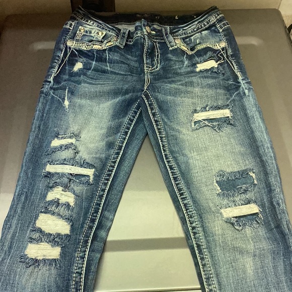 Miss Me Low Rise Capris - Picture 2 of 4